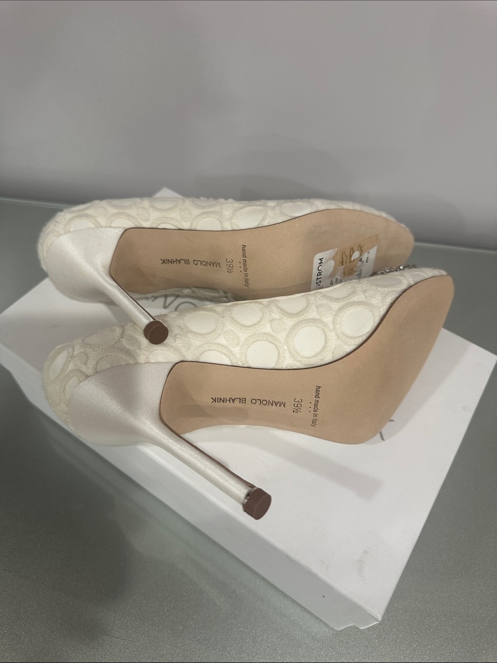Manolo Blahnik Ivory silk Embellished Pearl Pumps size 39.5 - Picture 8 of 11